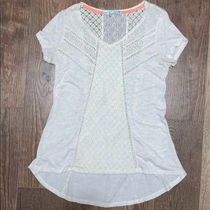 Short sleeve high-low top with crochet detail